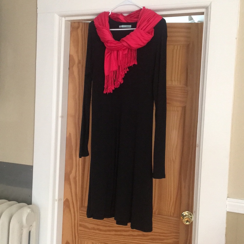 Long sleeved little black dress (casual)